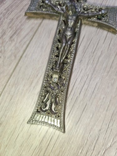 Ancienne croix en métal bien travaillé en.bon état