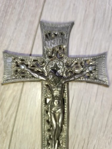 Ancienne croix en métal bien travaillé en.bon état