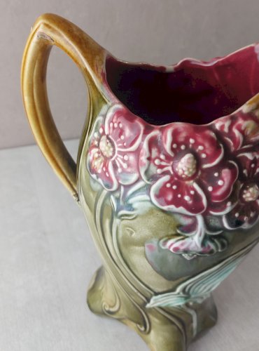 Ancienne cruche / pichet / carafe, en barbotine, décor fleurs, Onnaing 764