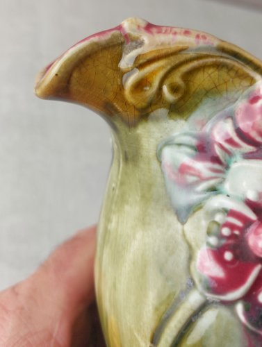 Ancienne cruche / pichet / carafe, en barbotine, décor fleurs, Onnaing 764