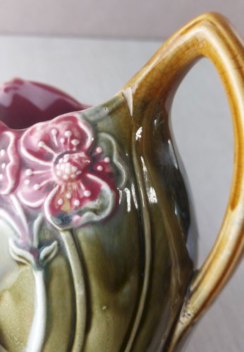 Ancienne cruche / pichet / carafe, en barbotine, décor fleurs, Onnaing 764