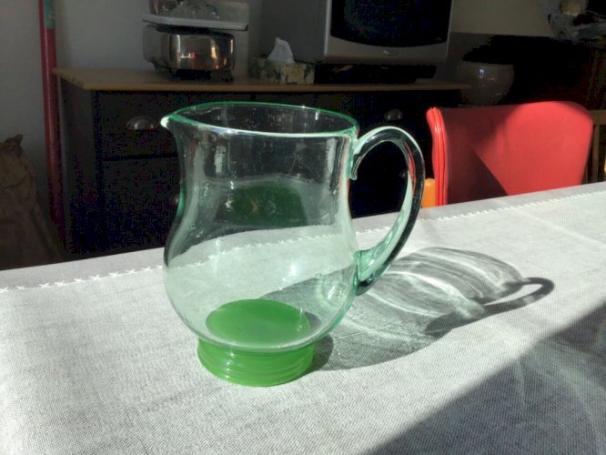 ANCIENNE CRUCHE PICHET CARAFE EN VERRE SOUFFLÉ LÉGÈREMENT TEINTÉ VERT OURALINE ?