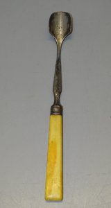 -ANCIENNE CUILLERE A FROMAGE Fer étamé Manche Chiffré M COLLECTION TABLE   D