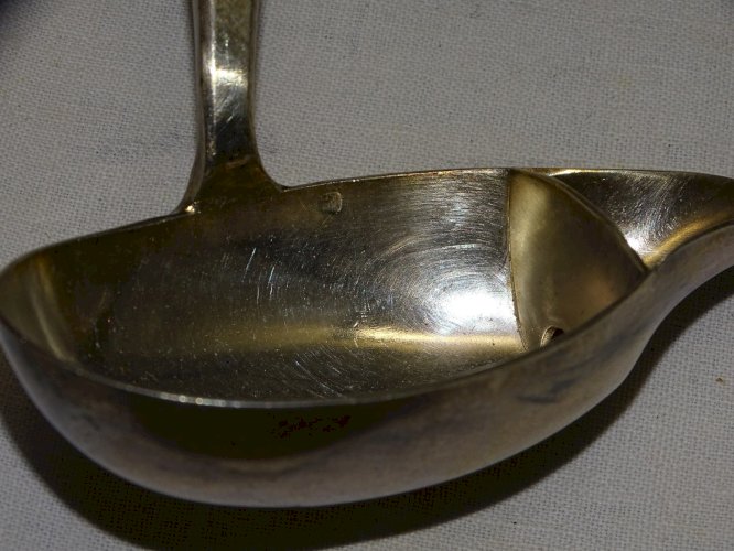 -ANCIENNE CUILLERE A SAUCE METAL ARGENTE ART DE LA TABLE VITRINE