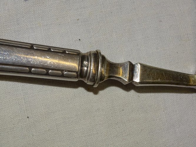 -ANCIENNE CUILLERE A SAUCE METAL ARGENTE ART DE LA TABLE VITRINE