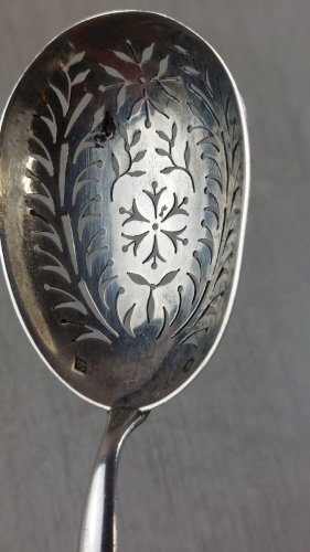 Ancienne cuillère à saupoudrer, en argent massif, orfèvre P.D.R. ^
