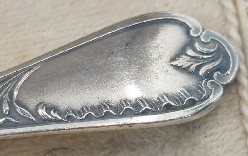 Ancienne cuillère à saupoudrer / saupoudreuse, en métal argenté