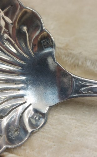 Ancienne cuillère à saupoudrer / saupoudreuse, en métal argenté