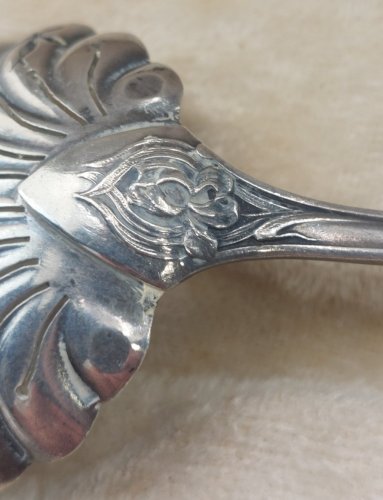 Ancienne cuillère à saupoudrer / saupoudreuse, en métal argenté