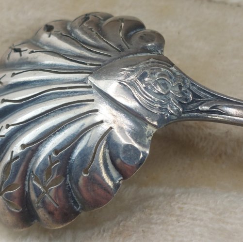Ancienne cuillère à saupoudrer / saupoudreuse, en métal argenté