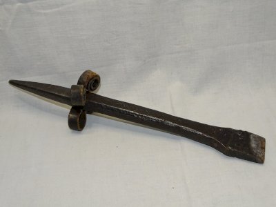 - ANCIENT SCYTHE ANVIL FORGED IRON 18TH/19TH CENTURY ANTIQUE TOOL COLLECTION D