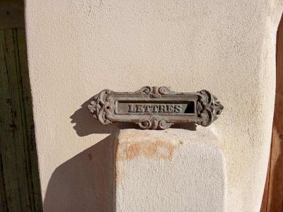 ancienne entrée de boîte aux lettres en fonte