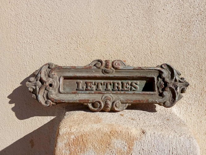 ancienne entrée de boîte aux lettres en fonte
