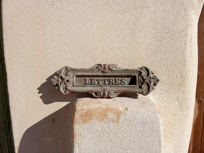 ancienne entrée de boîte aux lettres en fonte