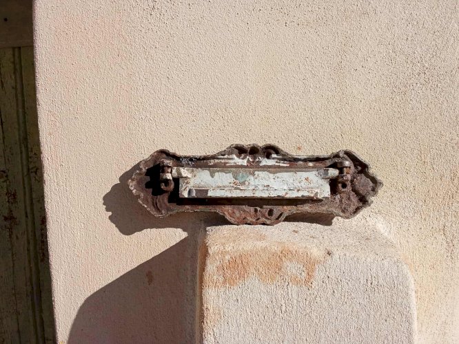 ancienne entrée de boîte aux lettres en fonte