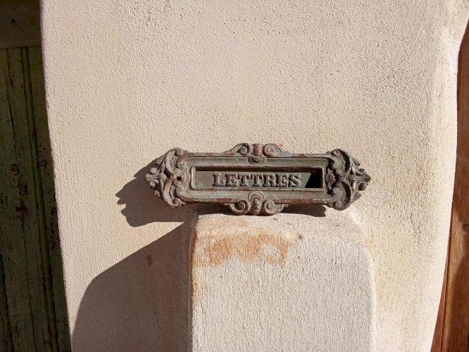 ancienne entrée de boîte aux lettres en fonte