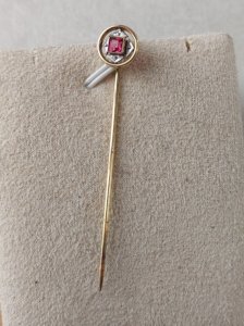 Ancienne épingle à cravate / chapeau, pierre rouge, en plaqué or ^