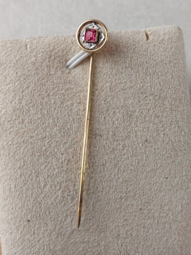 Ancienne épingle à cravate / chapeau, pierre rouge, en plaqué or ^