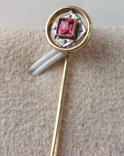 Ancienne épingle à cravate / chapeau, pierre rouge, en plaqué or ^