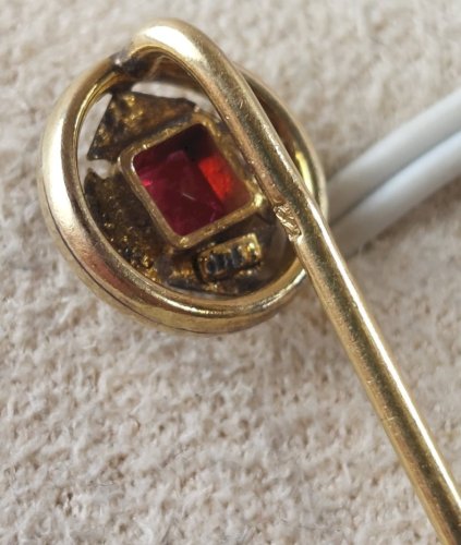 Ancienne épingle à cravate / chapeau, pierre rouge, en plaqué or ^