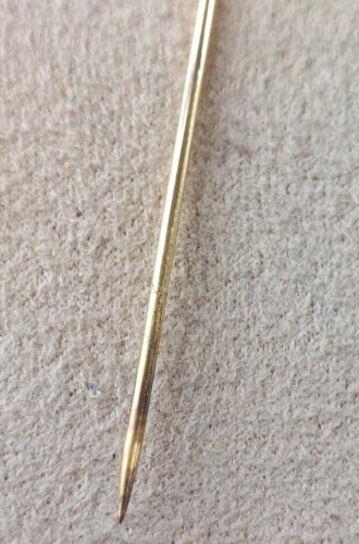 Ancienne épingle à cravate / chapeau, pierre rouge, en plaqué or ^