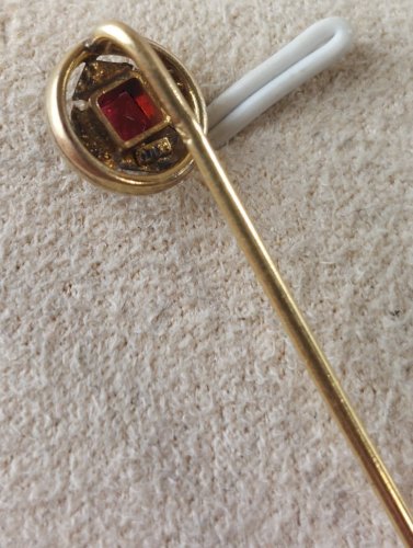 Ancienne épingle à cravate / chapeau, pierre rouge, en plaqué or ^