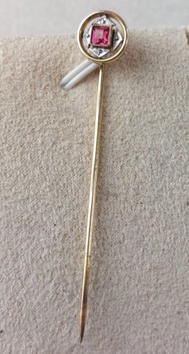 Ancienne épingle à cravate / chapeau, pierre rouge, en plaqué or ^