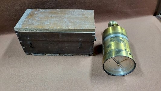 ANCIENNE EQUERRE D'ARPENTEUR AVEC BOUSSOLE INSTRUMENT SCIENTIFIQUE GEOMETRE