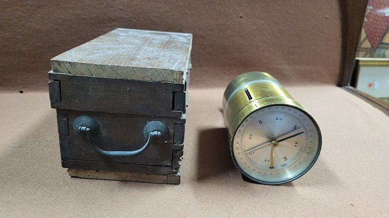 ANCIENNE EQUERRE D'ARPENTEUR AVEC BOUSSOLE INSTRUMENT SCIENTIFIQUE GEOMETRE