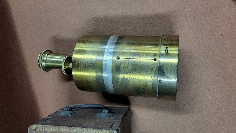 ANCIENNE EQUERRE D'ARPENTEUR AVEC BOUSSOLE INSTRUMENT SCIENTIFIQUE GEOMETRE