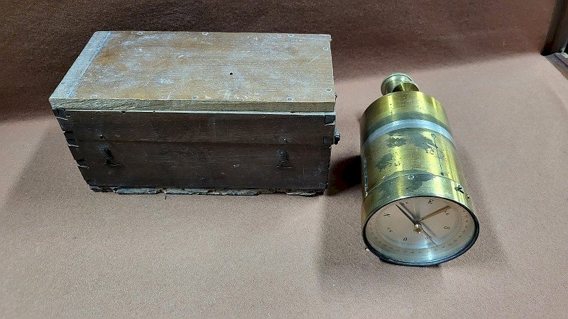 ANCIENNE EQUERRE D'ARPENTEUR AVEC BOUSSOLE INSTRUMENT SCIENTIFIQUE GEOMETRE