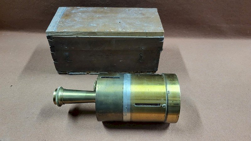 ANCIENNE EQUERRE D'ARPENTEUR AVEC BOUSSOLE INSTRUMENT SCIENTIFIQUE GEOMETRE