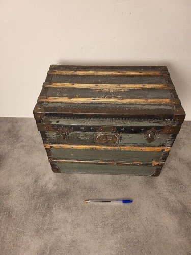 ANCIENNE ET RARE MALLE MINIATURE EN BOIS