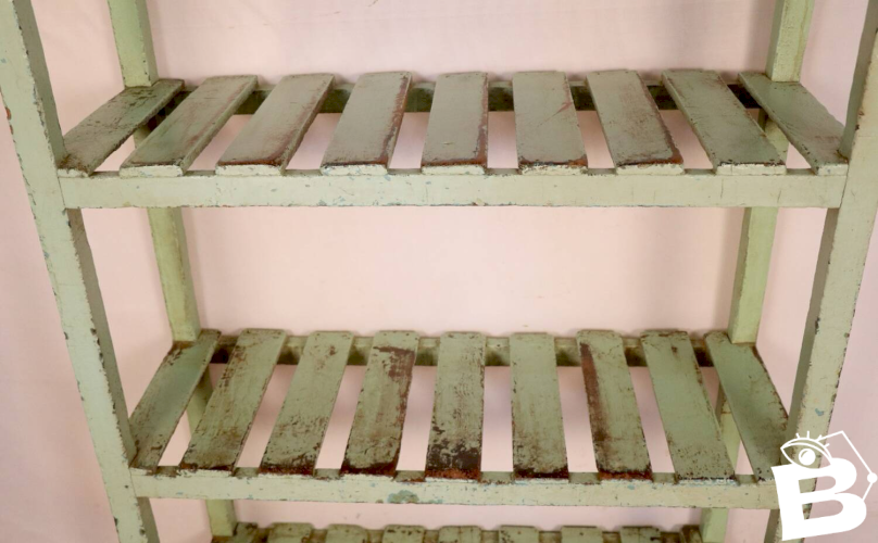 Ancienne étagère d’atelier en teck birman patine verte d’origine