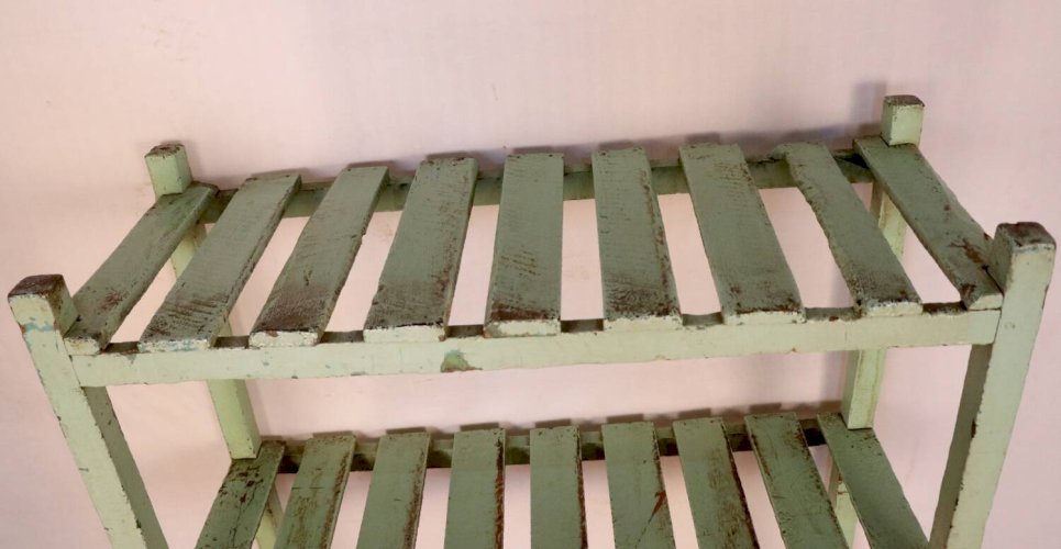 Ancienne étagère d’atelier en teck birman patine verte d’origine