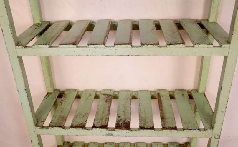 Ancienne étagère d’atelier en teck birman patine verte d’origine