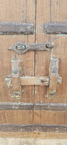 Ancienne fenêtre tribale en bois