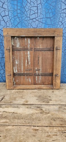 Ancienne fenêtre tribale en bois