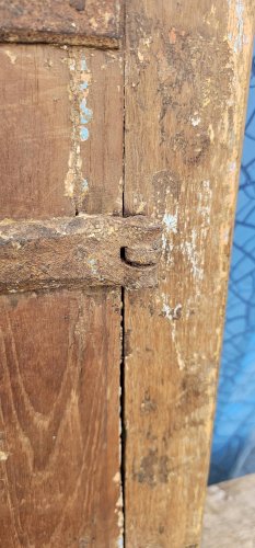 Ancienne fenêtre tribale en bois