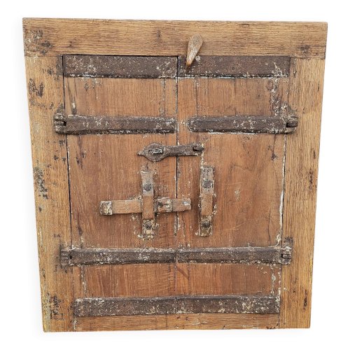 Ancienne fenêtre tribale en bois