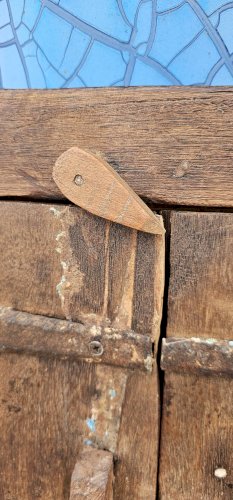 Ancienne fenêtre tribale en bois