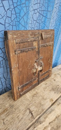 Ancienne fenêtre tribale en bois