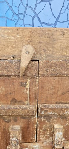 Ancienne fenêtre tribale en bois