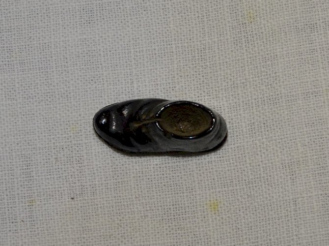 -ANCIENNE FEVE 1ERE EPOQUE CHAUSSURE NOIRE VERNIE COLLECTION VITRINE