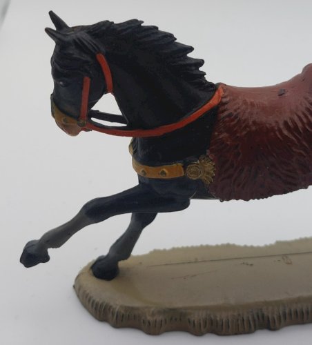 Ancienne figurine, cheval au galop, selle peau d'ours, Starlux ^