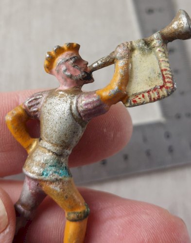 Ancienne figurine, en alu, annonceur avec trompette, Moyen Age, Quiralu ^