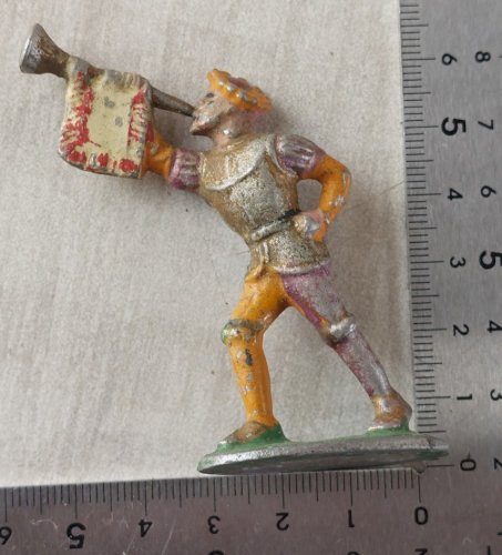 Ancienne figurine, en alu, annonceur avec trompette, Moyen Age, Quiralu ^