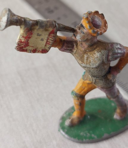 Ancienne figurine, en alu, annonceur avec trompette, Moyen Age, Quiralu ^