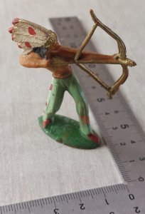 Old painted plastic figurine, Indian with a bow, Michel, 1st generation