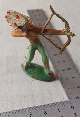 Ancienne figurine, en plastique peint, indien à larc, Michel, 1ère génération ^